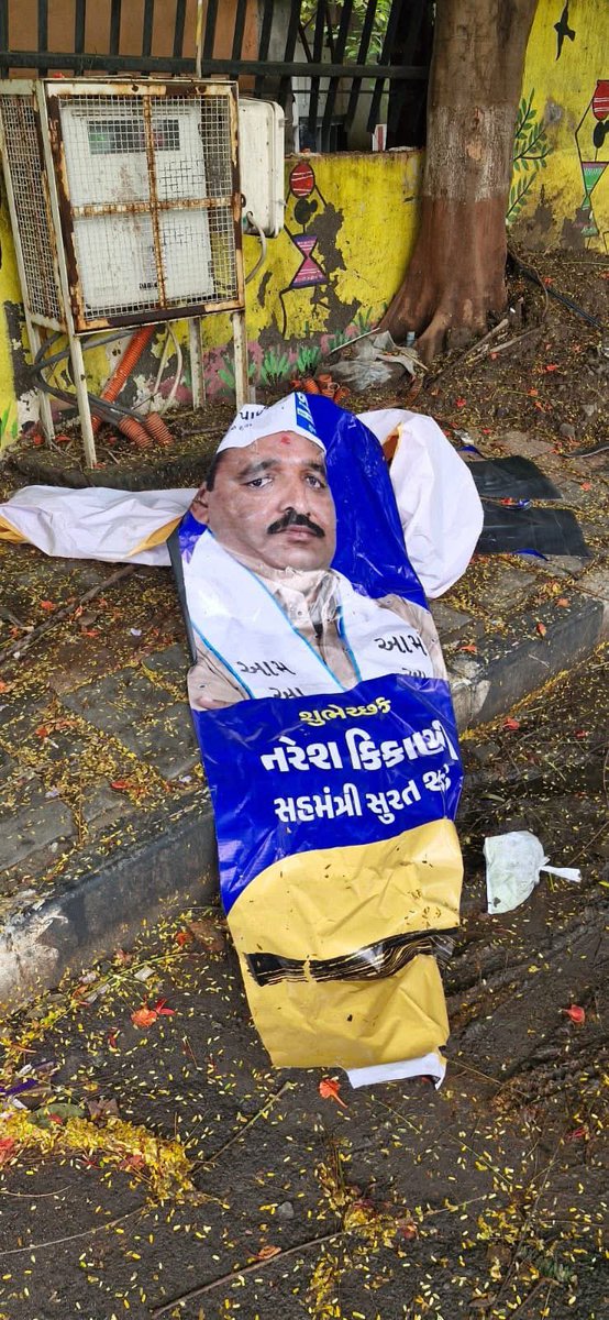 MeetHirpara_'s tweet photo. ई देखो बनराकासो का काम

भाजपा कभी सुधर नहीं सकती. @Gopal_Italia जी MLA बनने के बाद जब पहली बार अपने घर सूरत पधार रहे है तब ख़ुशी से कार्यकर्ताओं ने बेनर लगवाए थे जो BJP के कुछ गुंडों द्वारा कल रात तोड़ दिए गए  @ArvindKejriwal @msisodia @AapKaGopalRai @isudan_gadhvi @GulabMatiala https://t.co/7tkM7d1T6J