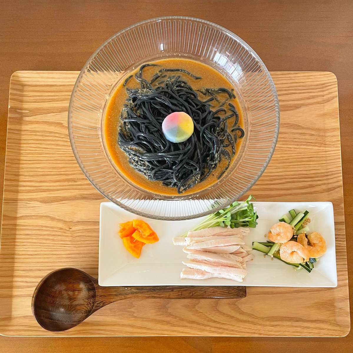 7月限定
「冷やし中華黒」
7月1日（火）スタート
今年も冷やし中華黒始まります！
黒は鳥取県産孟宗竹竹炭を使用しています
麺の種類とタレ(胡麻or醤油)はお好みで選べます。
おススメはと聞かれれば「黒」！
暑い夏。ミネラル補給やデトックス効果も期待できる「黒」がおススメです！