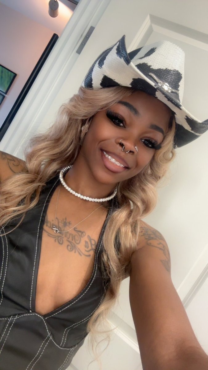 ShellxllehS's tweet photo. Make em Cash App to see the Rodeo 😆 #CowboyCarterTour https://t.co/MkK2dr7rGW