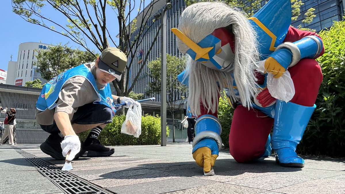BAKACHINGA2022's tweet photo. な、な、な、なんと！東京から博多駅の運拾いに来てくれた人が〜！中丸くん、俺のこと前から知ってくれてて今日来てくれたんだって！めっちゃ嬉しか〜！ずっと続けてると想いは遠くまで届くんだね！
 #中丸雄一 #バカチンガー https://t.co/YDcv4jWZBs