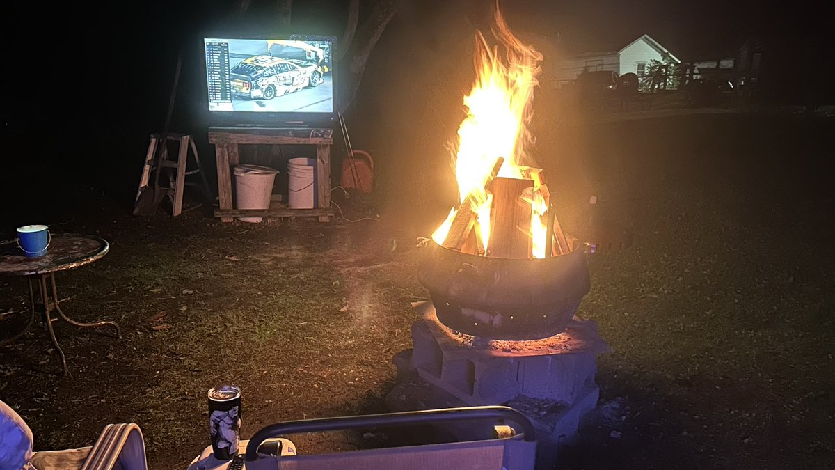 EarlWhitebread's tweet photo. @DaleJr  love watching the race when you are a commentator https://t.co/6Wzy6edp7h
