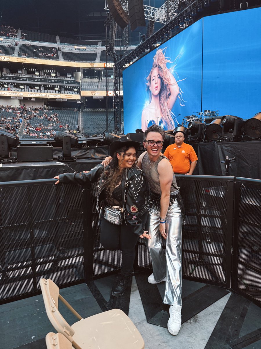 ShakiraUnited's tweet photo. WE ARE VEGAS READY @shakira Show #11 for us! 🐺🤠✨ #LMYNLWorldTourLasVegas https://t.co/RoP9XqdQ8Z