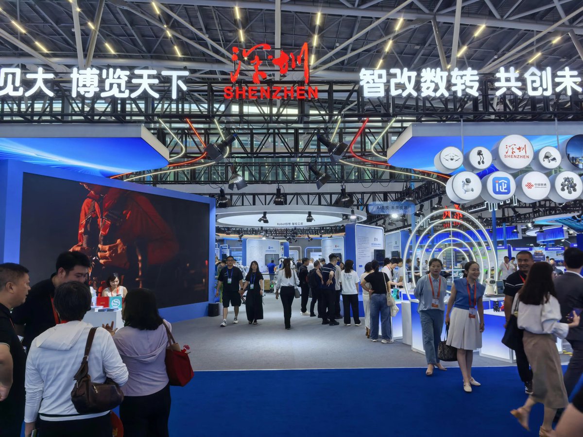 CulturalLingnan's tweet photo. On June 27th, the 20th China International Small and Medium Enterprises Fair (#CISMEF) opened at the China Import and Export Fair Complex in #Guangzhou, bringing together #cuttingedge #technological #innovations and serving as a stage for showcasing industries of the future. Guangdong's specialized and innovative #robotics enterprises stood out among the exhibits.
This year's CISMEF features a 24,000-square-meter exhibition area for specialized and innovative enterprises from across China, with 1,145 high-quality firms participating, including 395 national-level "little giant" enterprises. High-quality companies account for 78.6% of all exhibitors, covering industries of the future, emerging sectors, and traditional industries.
