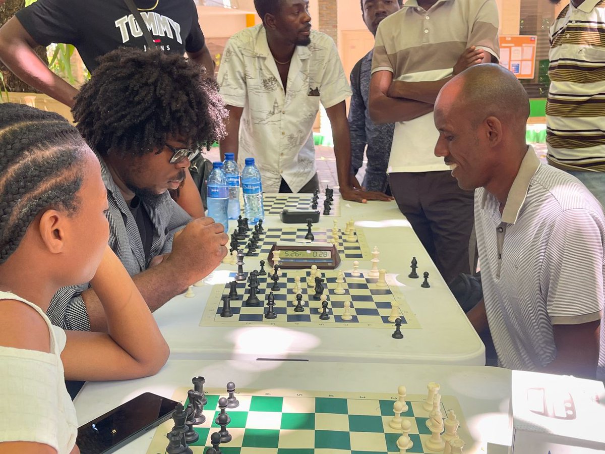 EchecsLux's tweet image. Visite ce samedi 28 juin au Club d’échecs du Centre Culturel du Brésil ♟️
Blitz (10min vs 1min) avec de jeunes passionnés 🔥
Rencontre avec Love Nalie, ma nouvelle élève très motivée 🌟
Merci à Bendji, Berlinsky, Stéphanie &amp;amp; Roselore pour leur accueil 🙏
#Échecs #Haïti #Formation