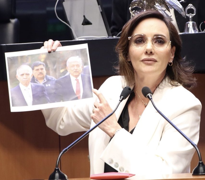 El canal del congreso CENSURÓ mi participación en tribuna.

Abrió la toma durante mi discurso para evitar que se vea esta foto.

Aquí están AMLO y su jefe de oficina, Alfonso Romo, cuya empresa fue denunciada por el gobierno de EU, por lavado de dinero para el cártel de Sinaloa.