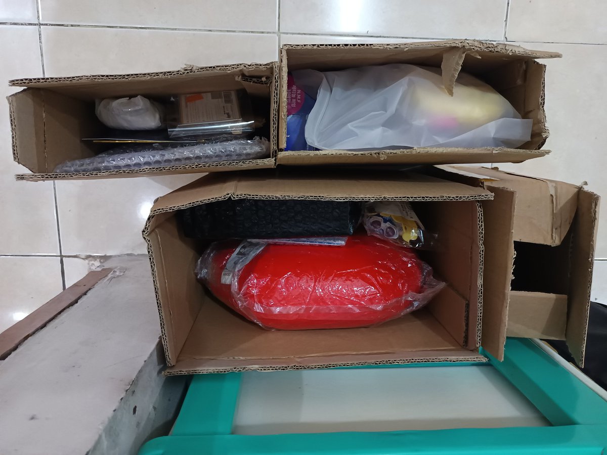 Maaf tidak bermaksud hilang dr lane 2 hari pula, tp semua barang aman ko 🙏😭 kmrn baru aku pisah2in lg, bbrp kumasukin plastik krn gada dus, jd harus mulung dus dulu. nanti ku follow up lg ᕙ⁠(⁠☉⁠ਊ⁠☉⁠)⁠ᕗ