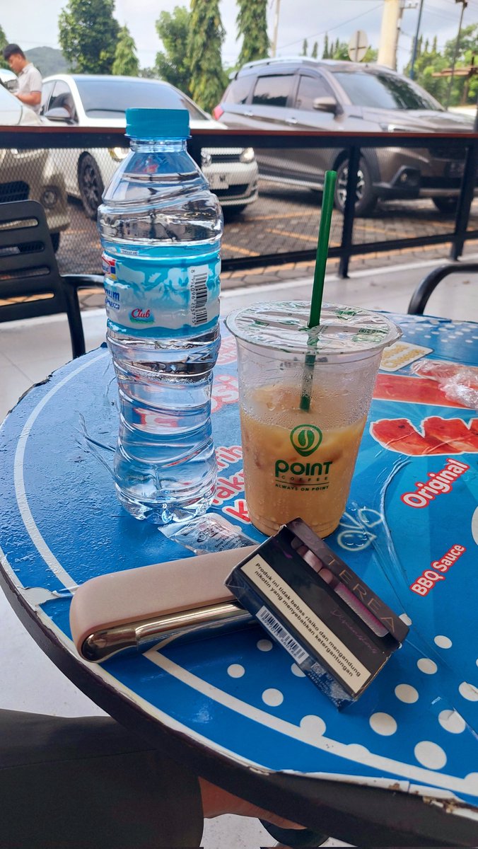 Sendiri seperti dulu disini, ditemani deru kendaraan