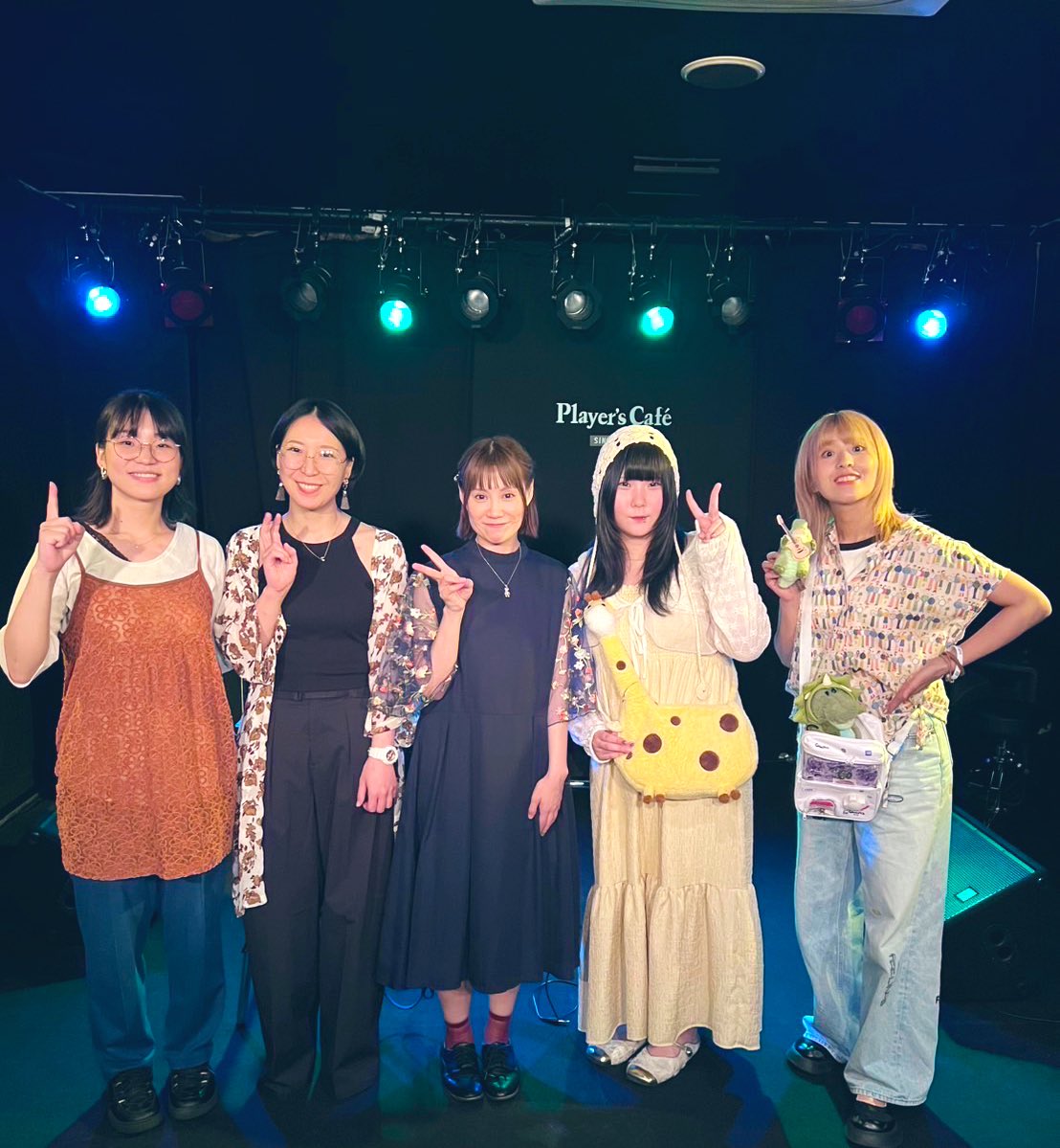 MerryShone's tweet photo. プレカフェライブご来場ありがとうございました！ライブも楽屋も終始楽しかった✨新曲も披露できた！まだまだ出来立て💦ここから育てて行く💪🔥帰りにMANAMIちゃんから差し入れシュー&amp;ももオレいただいきました💓一日遅れのスウィーツパーティするぞ😋次回7月に向けて音源とかも準備中✨お楽しみに〜🎶 https://t.co/BpATO9GG1G