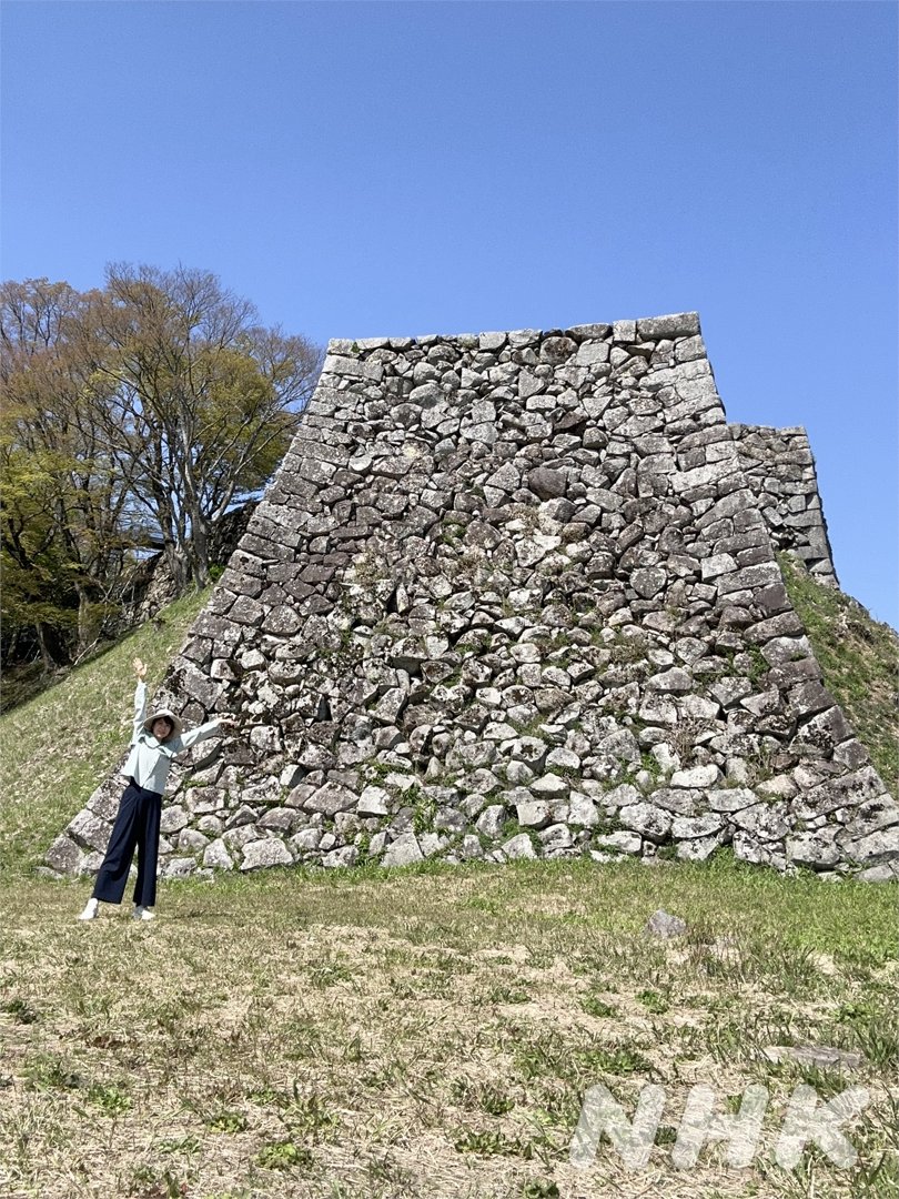 #日本最強の城スペシャル🏯
「人質櫓の石垣は引いた方が大きさがわかる」村井美樹さんがセルフタイマーにしてダッシュして撮った１枚です。

▼最初から見たい方はNHKプラス（～7/3）
plus.nhk.jp/watch/st/g1_20…

#村井美樹
#津和野城