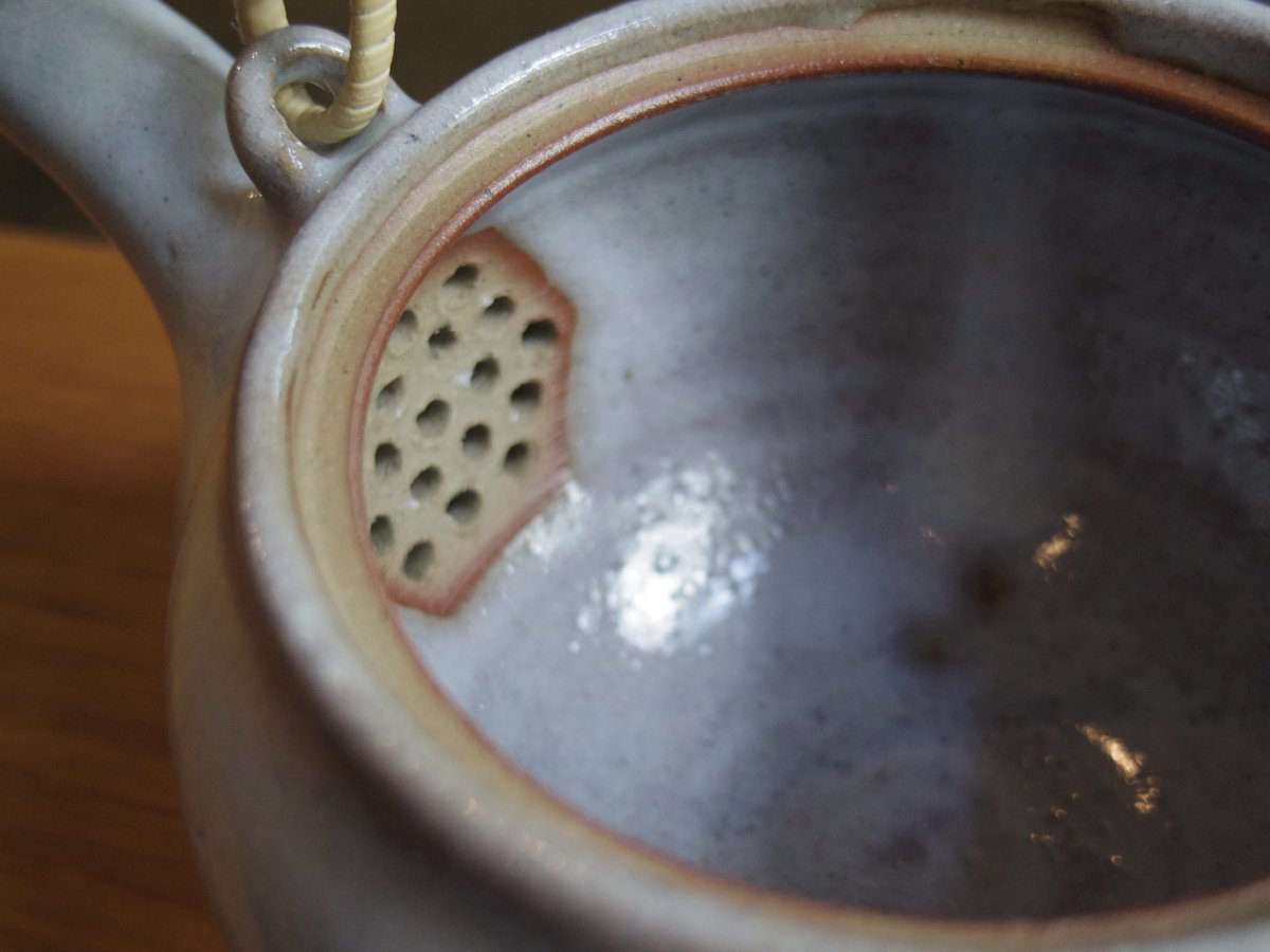 【のん窯展】
麗しの亀。
すまし顔の亀が、急須にちょこん。
なぜこちらに？という疑問は捨てて、愛でる時間を楽しみたいものです。
昨今ではなかなかお目にかかれない、茶こしの穴が直接開けてある急須。
手仕事の美しさ、あたたかみを存分にお楽しみください。