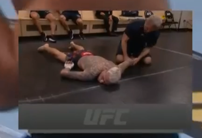 uhhvaimorrer's tweet photo. se fude @ufc KKKKKKKKKKKKKK do nada mete essa tela do charlinho caido no chão, ja gelei aqui https://t.co/GrAoQHJSV9