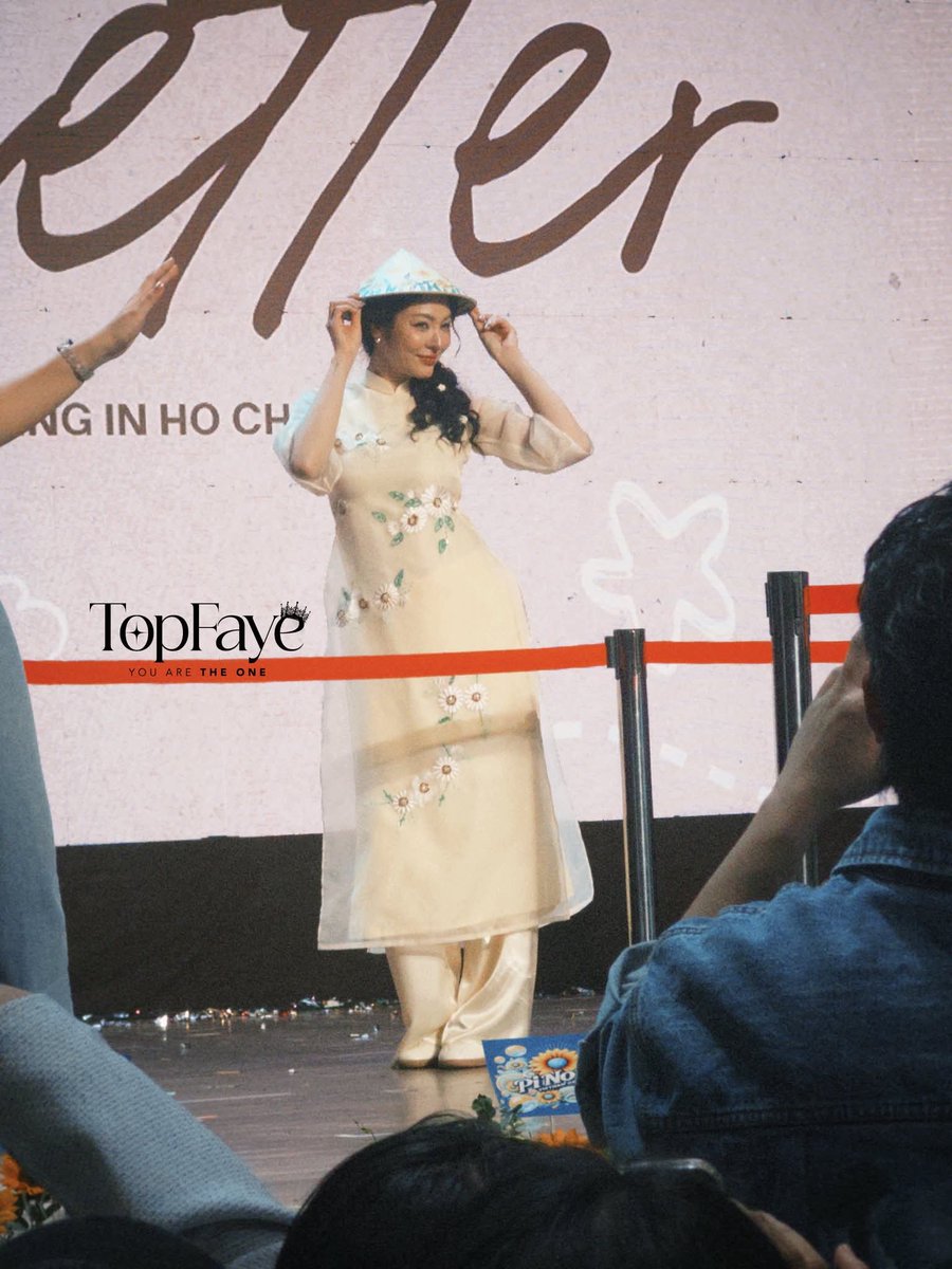 TopFaye_00's tweet photo. P'Faye with áo dài and nón lá 🥰🥰🥰

@malisorn00
LOVE LETTER TO PERAYA 
#Faye1stFMinHCMC https://t.co/NTBFZxxrwM