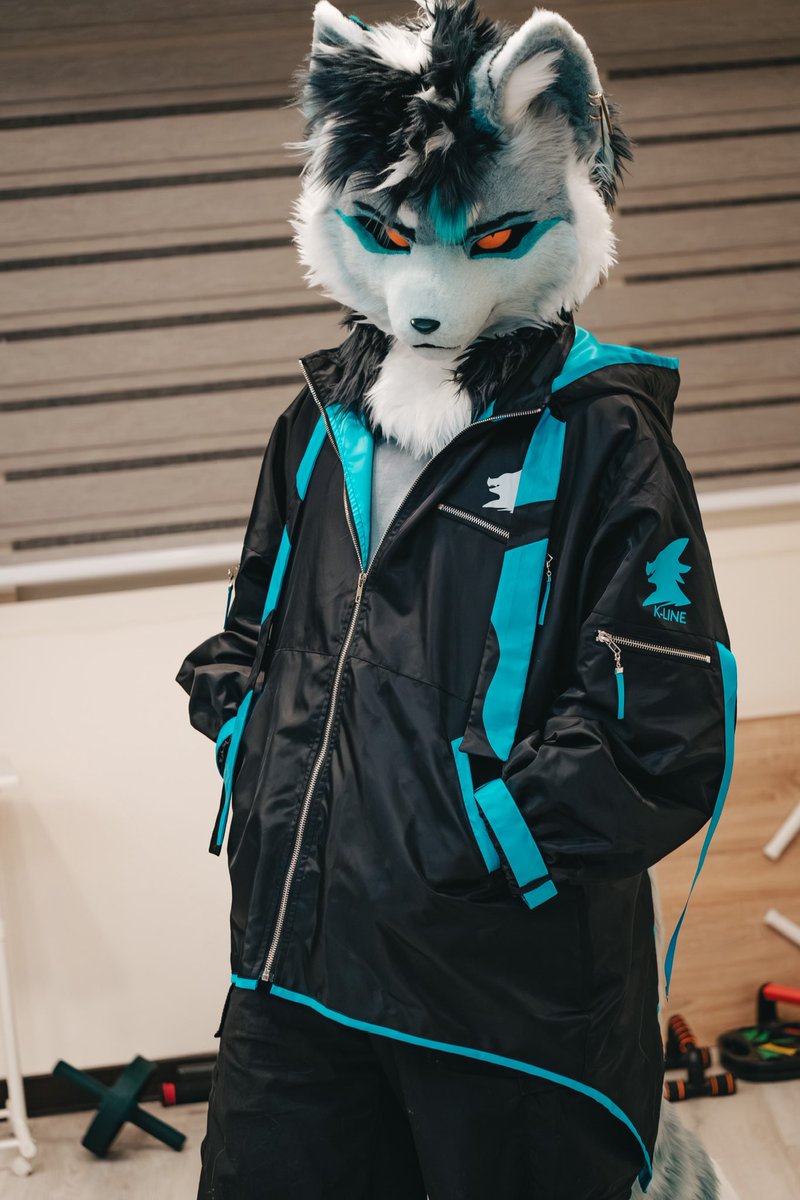 My friend lent me this jacket — it looks amazing!😍

#Fursuiteveryday #Fursuitphotographer
#JJSParka