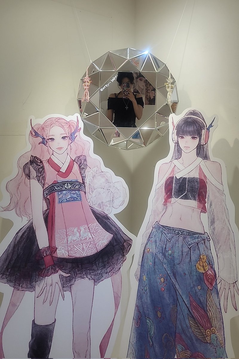 오늘의 전시 상황 이럴수가... 전시장에 저 혼자 덩그러니 있습니다...
제발 이렇게 무릎 꿇고 빌게요...제발..와주세요.........