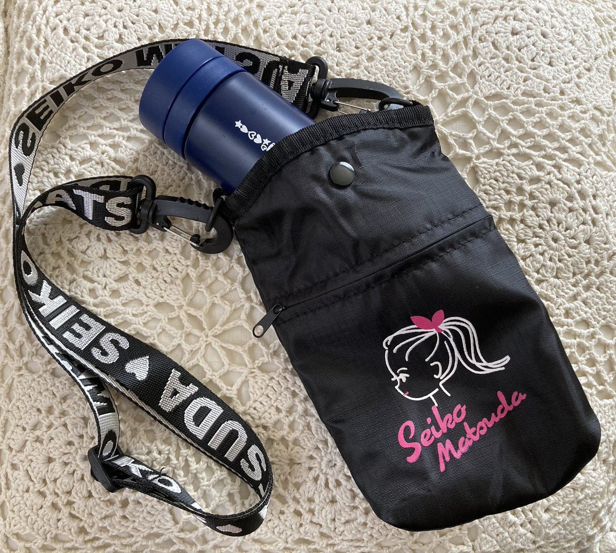 このスマホショルダー、イラストが可愛くて買ったけど、ペットボトルや