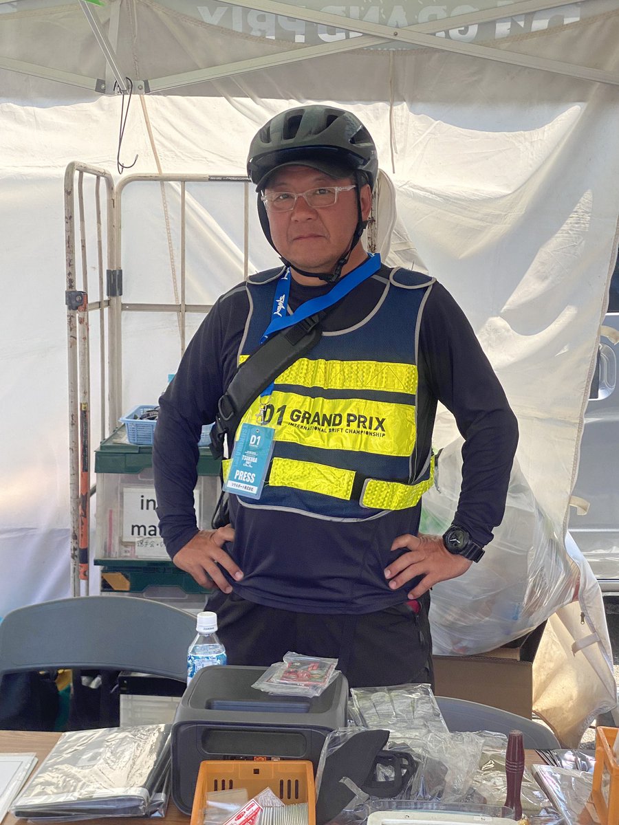 ただいま下山監督がD1ヴィレッジに出没中‼️
アライブフーンのTシャツご購入でサイン✍️と2ショット写真付き👍✨