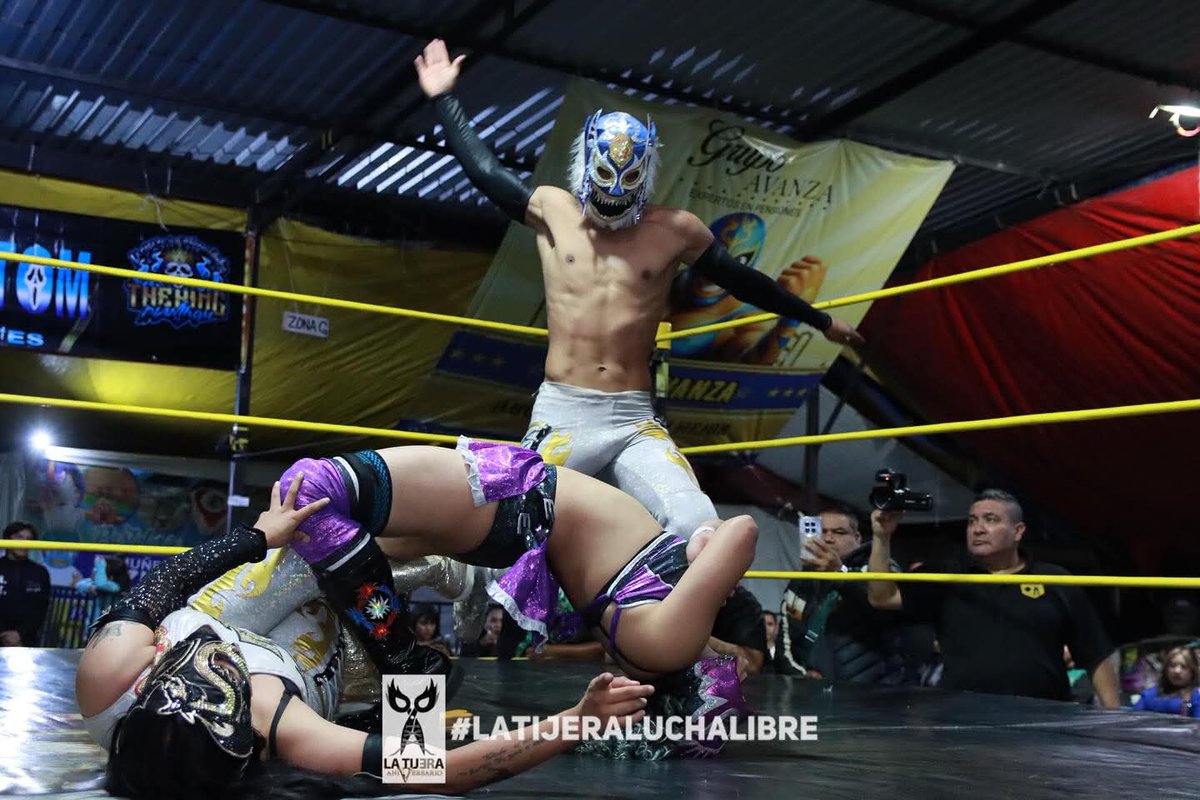 LaTijeraLucha's tweet photo. La segunda lucha de la noche con #TheKingPhantom desde la #ArenaMcReyes, es un duelo de dinastías donde #CerebroNegroJr y #Sinapsis logran dar cuenta de #GoldenJr y #GoldenGirl en una recia batalla que dejó grandes postales y una lluvia de dinero por el gran trabajo...
#latijera https://t.co/ied0uNlv8q