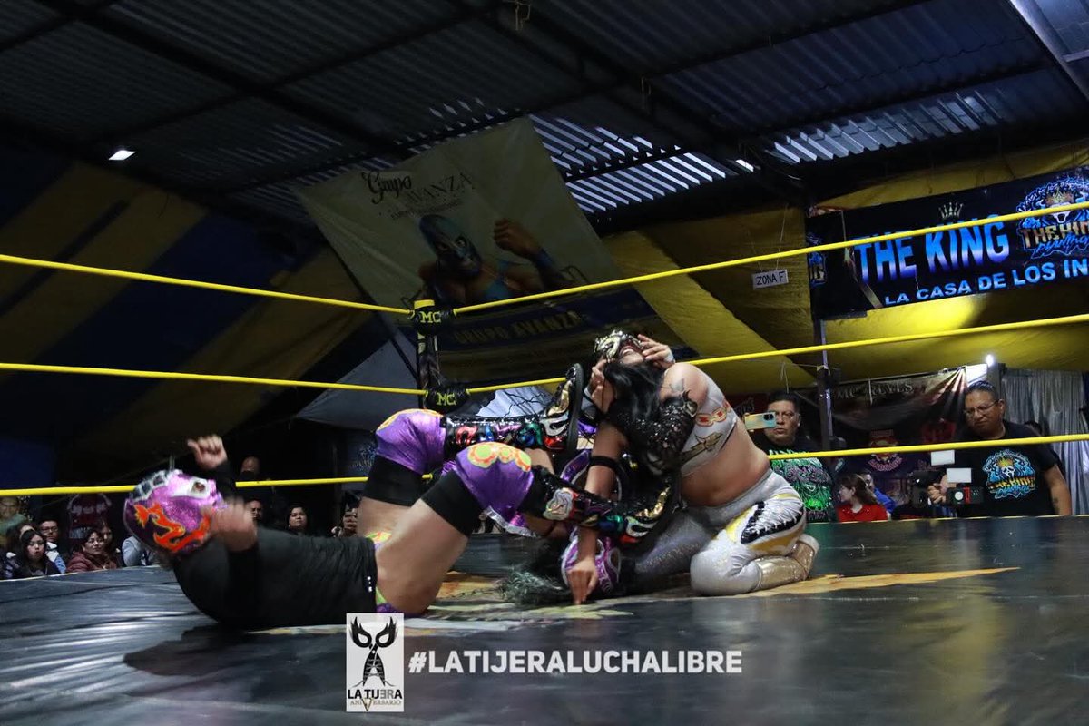 LaTijeraLucha's tweet photo. La segunda lucha de la noche con #TheKingPhantom desde la #ArenaMcReyes, es un duelo de dinastías donde #CerebroNegroJr y #Sinapsis logran dar cuenta de #GoldenJr y #GoldenGirl en una recia batalla que dejó grandes postales y una lluvia de dinero por el gran trabajo...
#latijera https://t.co/ied0uNlv8q