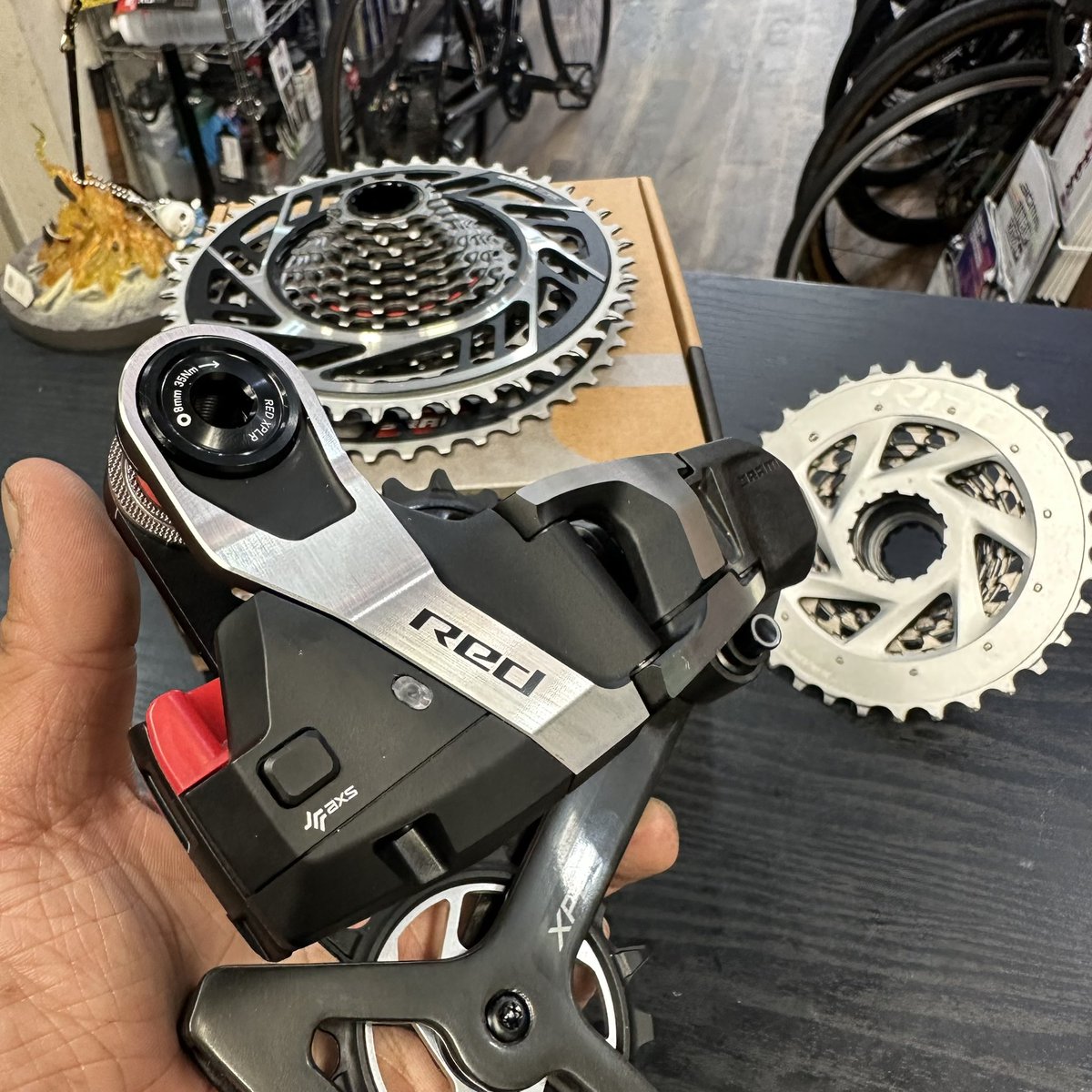 u2bikes's tweet photo. SRAMトップグレード"RED"の良いところ。
性能追求機能美含めて
単純にカッコいいんですよ。
#U2BIKES #SRAM #REDAXS #XPLR
#カッコいい大事 #満足度 #削り出し
#金属デュラエースにカンパとか再販希望 https://t.co/K2s7L6Ve0o