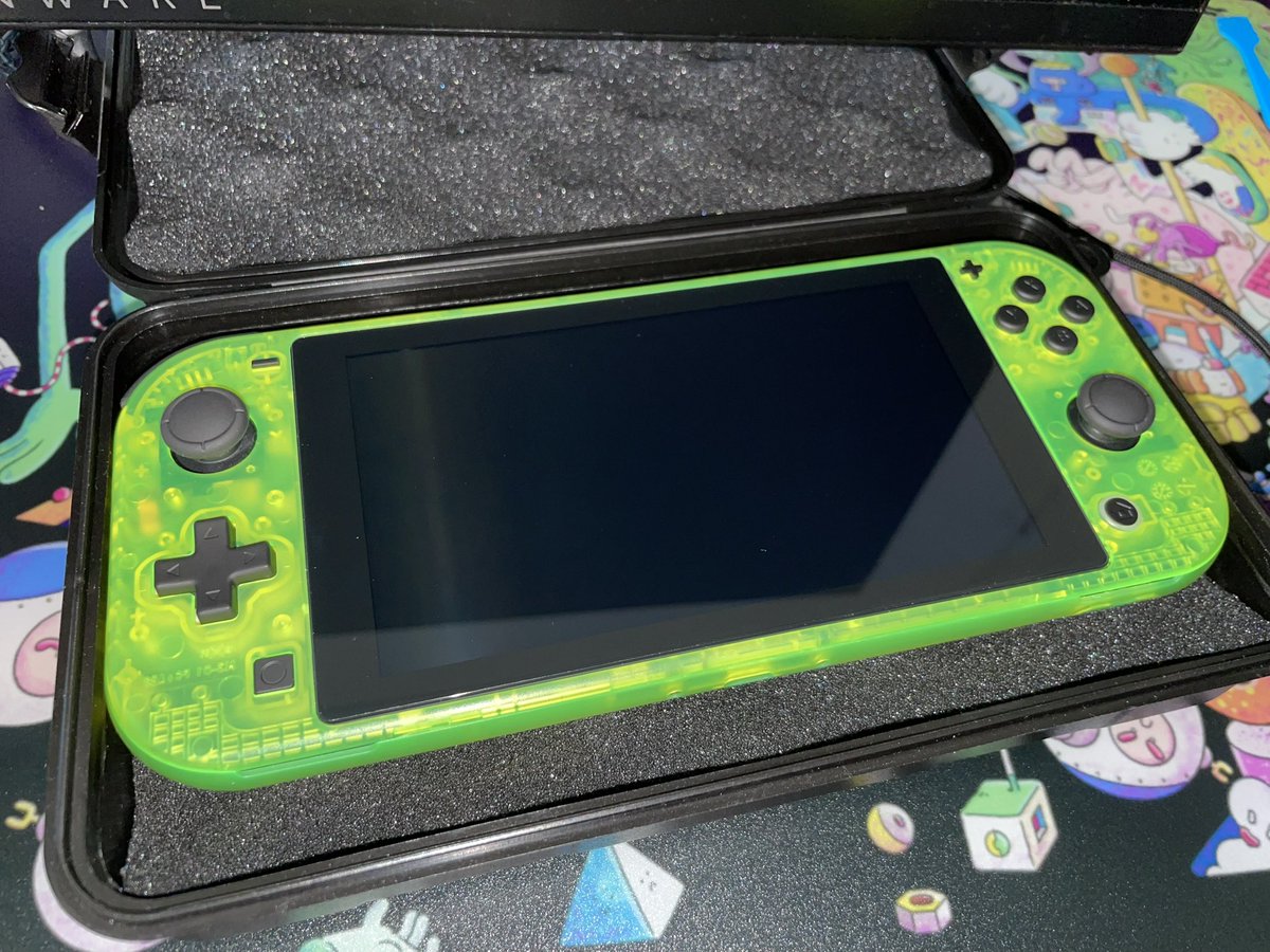 Shredpirate's tweet photo. This #SUPER5OLED for the Nintendo Switch Lite is DAMN AWESOME! Thank you @TakiUdon_ and the fine folks at Retro Remake for creating this! 🙌❤️ https://t.co/p7ClbEhVNh