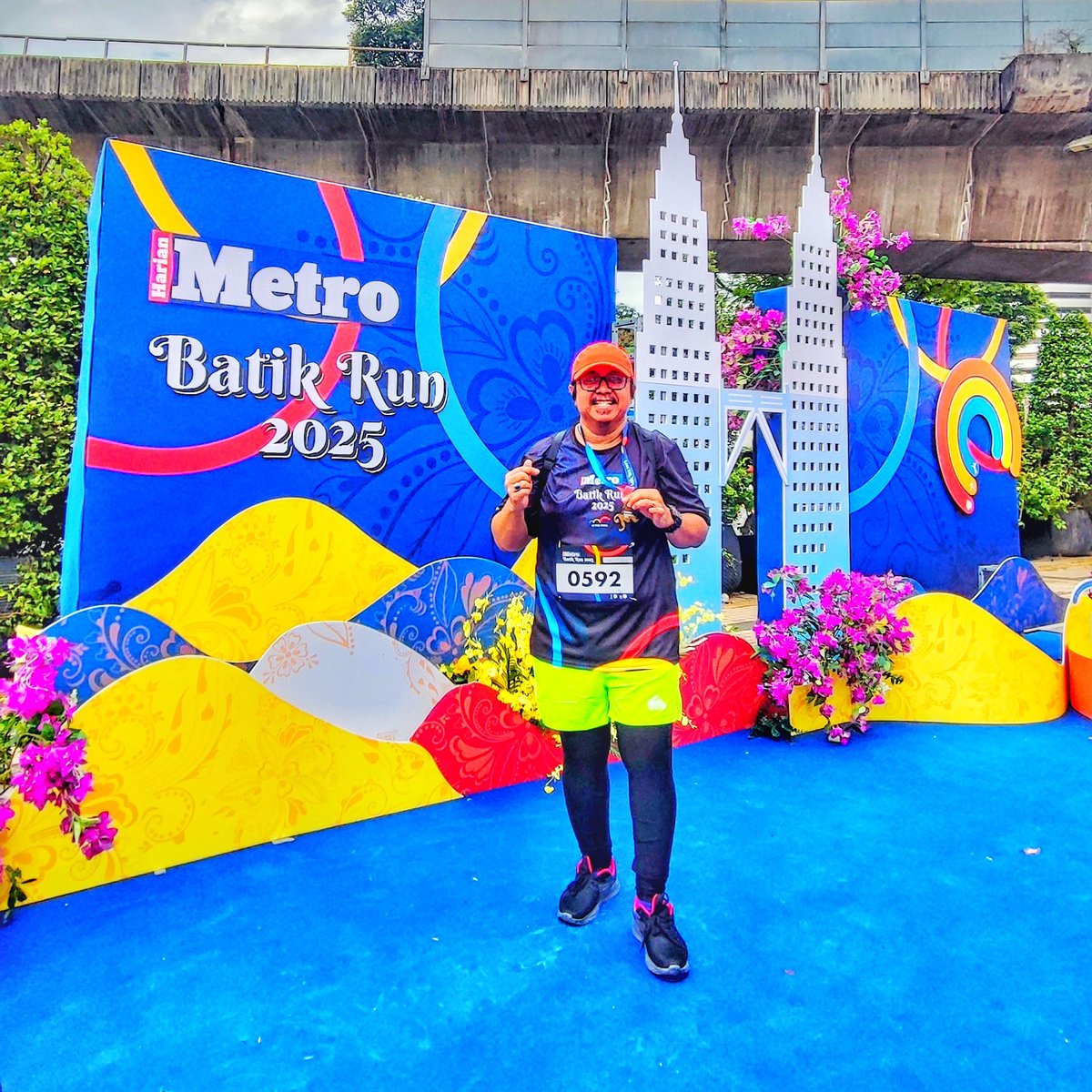 abangbrooch's tweet image. OK SIR, 5KM DONE! 🏃♂️🔥
This time it was full running — no breaks with @hmetromy Batik Fun Run 💪
4th run of the year, slow and steady, just staying consistent, and now with @moonwalkfitness games & reward, even better!
After losing nearly 30kg, I feel lighter and more fired up…