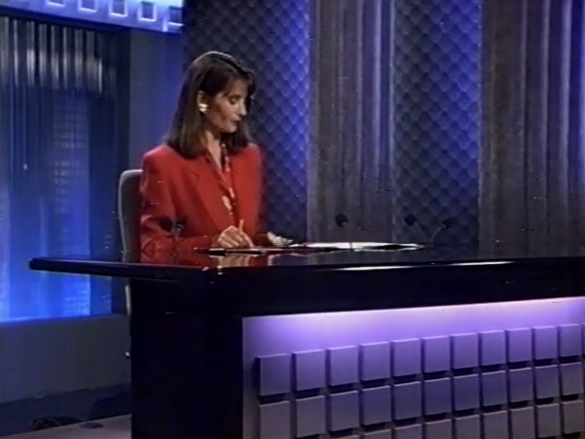 newsatsix1986's tweet image. Public Eye was a historically relevant addition to Season Three of #TheNewsreader too, as #JanaWendt began hosting #ACurrentAffair in 1988; a year prior to #HelenNorville’s Public Eye.

Check out the similarities of the desk sets and logos! It’s practically perfect! 💖

#AnnaTorv