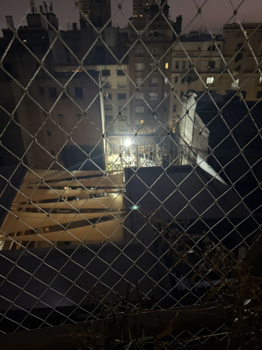 worms976's tweet photo. @Muni_Stgo @MMAChile Por más de una semana, los inconscientes de @colmedchile tiene un foco encendido las 24 horas apuntando a los dormitorios de nuestro edificio, no dejándonos descansar en la noche… favor fiscalizar https://t.co/zGdHXwA1TV