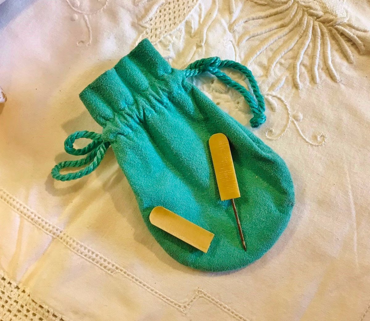 ShanniLuJewelry's tweet image. Little cutie BEIGE PLASTIC StiCKPiN. ArT DeCO HATpin, ANTiQue early pLASTIC, RHinesTONE JeWELRY, CoSTUME JeWELRY, Lapel SCaRF dress Pin, ShanniLuJewelry 
#stickpin #hatpin #antique #Jewery #antiqueJewelry #Plastic #rhinestones #costumeJewelry