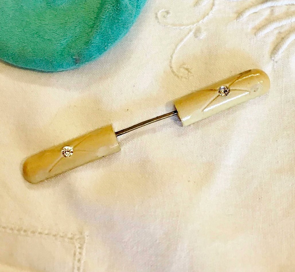 ShanniLuJewelry's tweet image. Little cutie BEIGE PLASTIC StiCKPiN. ArT DeCO HATpin, ANTiQue early pLASTIC, RHinesTONE JeWELRY, CoSTUME JeWELRY, Lapel SCaRF dress Pin, ShanniLuJewelry 
#stickpin #hatpin #antique #Jewery #antiqueJewelry #Plastic #rhinestones #costumeJewelry