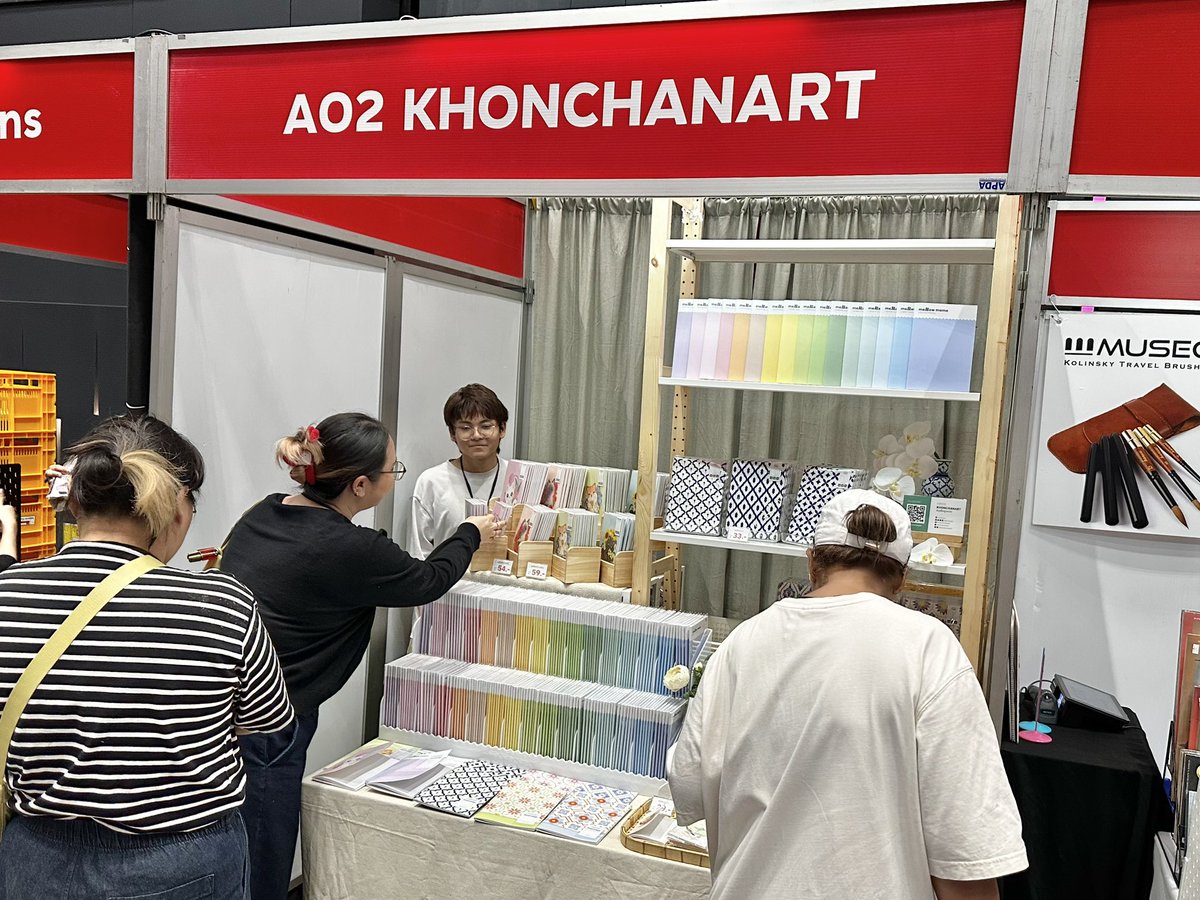 khonchanart's tweet image. 🍿วันสุดท้ายแล้ว กับบูทสมุดสุดคิ้วท์ของน้องโกญ ใครยังอยากเจอน้องโกญ รีบแวะมาน้าาา
บูท A02 ที่งาน #IFEXPO25
ชั้น 5 พารากอนฮอลล์
อยู่ยาว ๆ ถึง 2 ทุ่มมม!
เข้าประตูฮอลล์ เลี้ยวซ้ายเจอเลย! มาเจอกันน้าา🥺