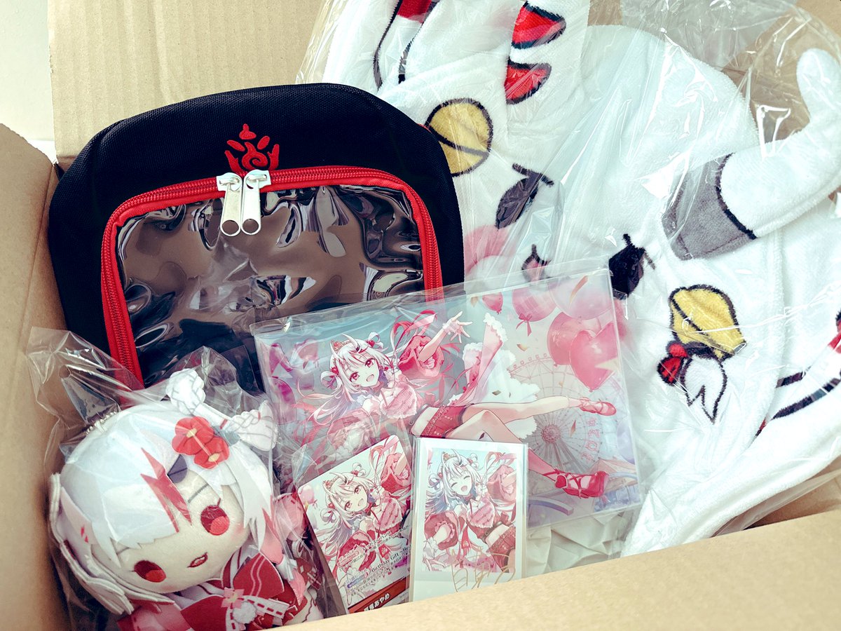 お嬢の生誕祭グッズも届いた余！！😈