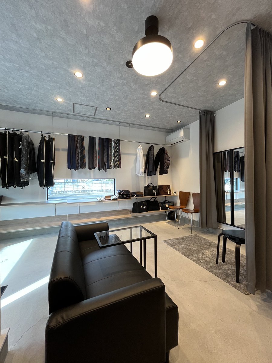 現在4店舗で営業していますジョーカーズテーラーを紹介します。
ジョーカーズテーラーHANARE
〒400-0124
山梨県甲斐市中下条891-14
定休日：水曜日
営業時間：12時～19時
駐車場：店舗横の駐車場をご自由にご利用頂けます。(最大12台)
TEL：055-267-9799
※完全予約制、予約状況により営業時間は変動