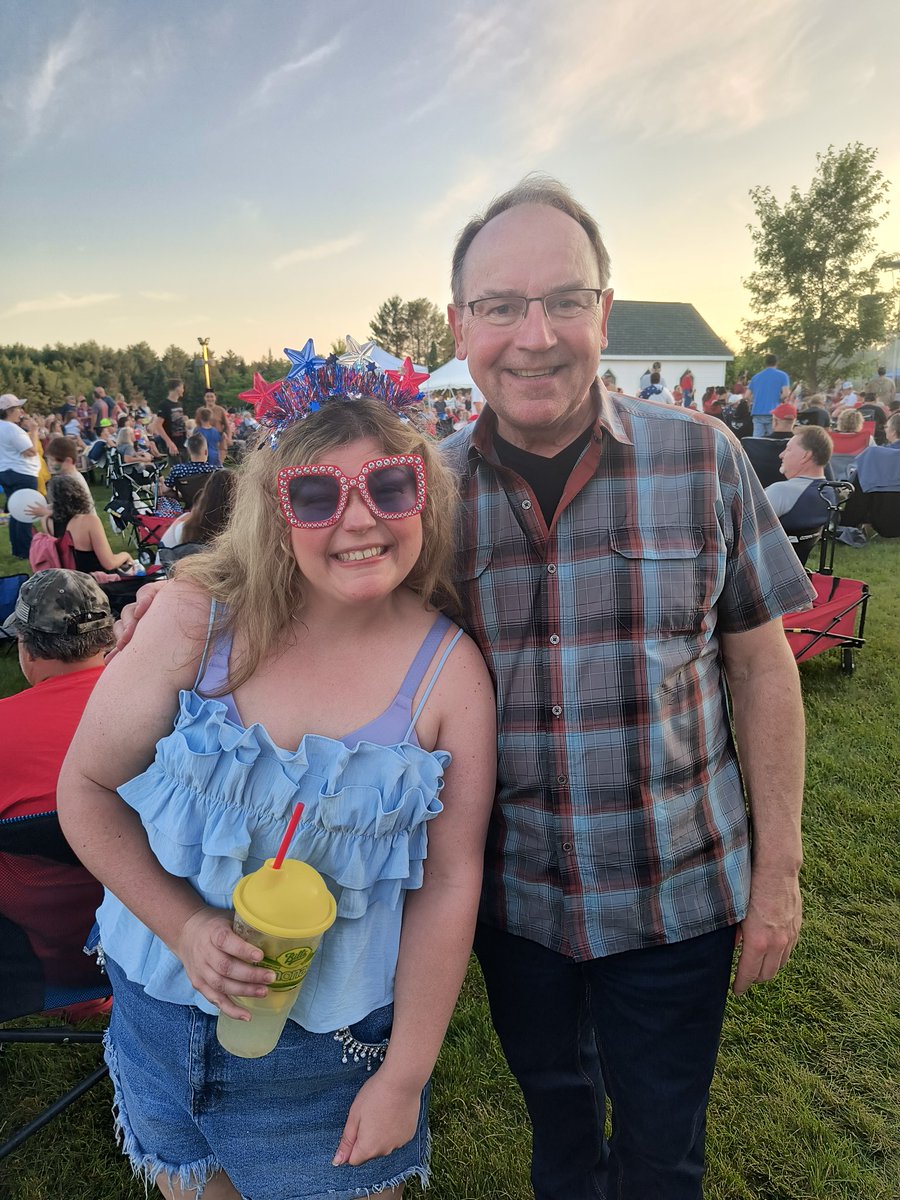 TomTiffanyWI's tweet image. One of my best friends, Ashley, is at Red White and Boom. Great fun with Boogie and the Yo Yoz