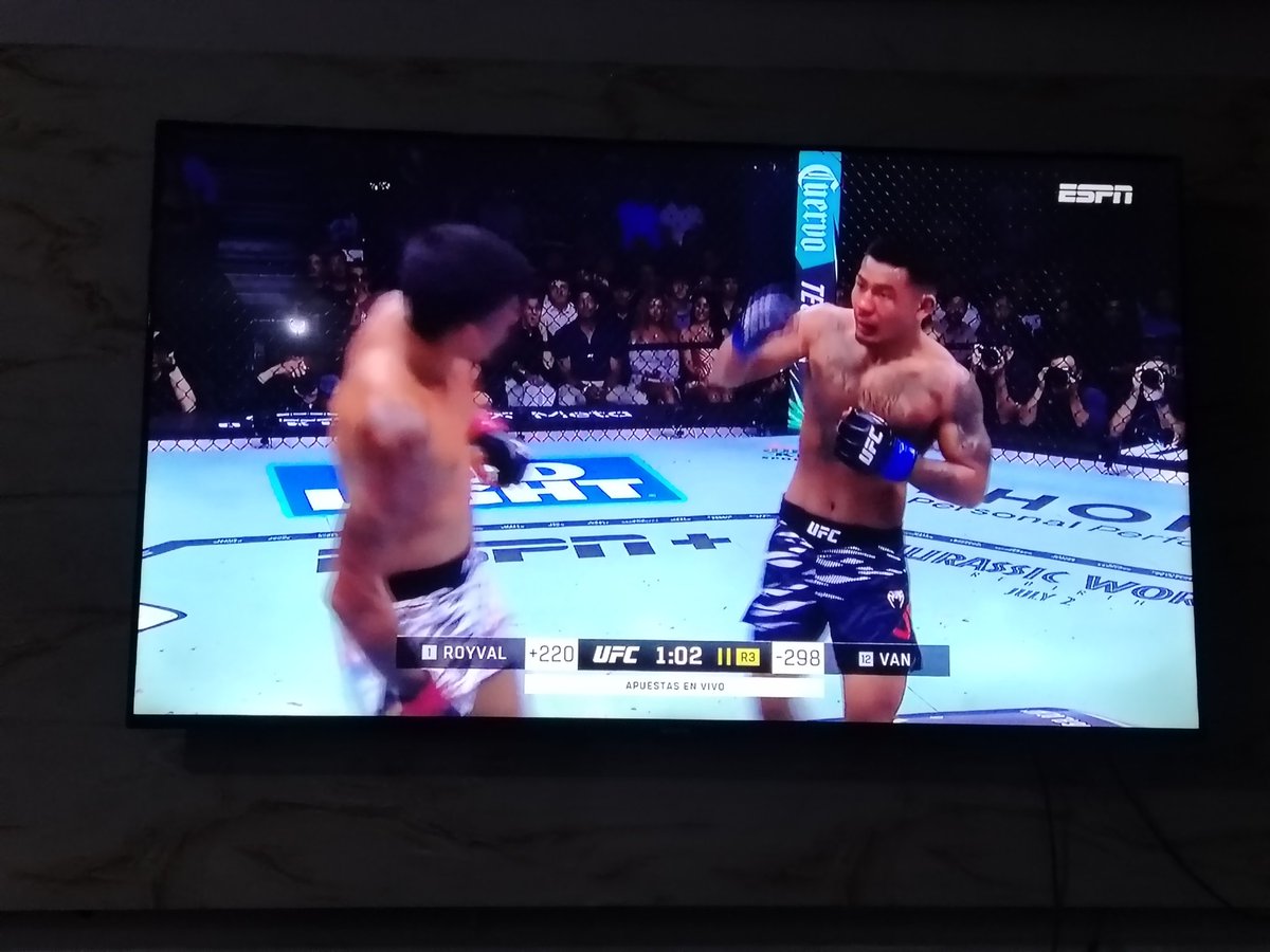 iskaysonidos's tweet photo. Tremenda peleaaaa 🔥🔥
#UFC317 https://t.co/FG6emXlsaC