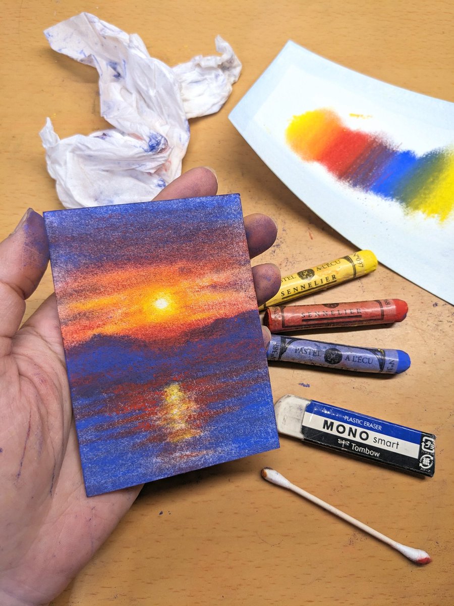 セヌリエのソフトパステルお試し。
3色だけだけどパステルも面白かった✨

昔パステルも扱った事あるけど、これはすごく発色が良い！
さすがセヌリエ、という感じ？

空は指やティッシュで塗り拡げたり、海面はパステルで描いたままor綿棒で擦ったり
童心に帰った気分😁

青色がすっごく綺麗…！！