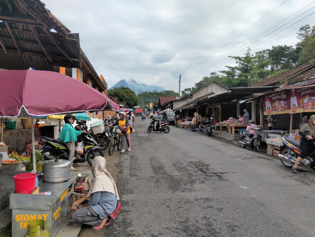 Impian tidak sesuai dengan kenyataan..maunya cerah realitanya mendung...