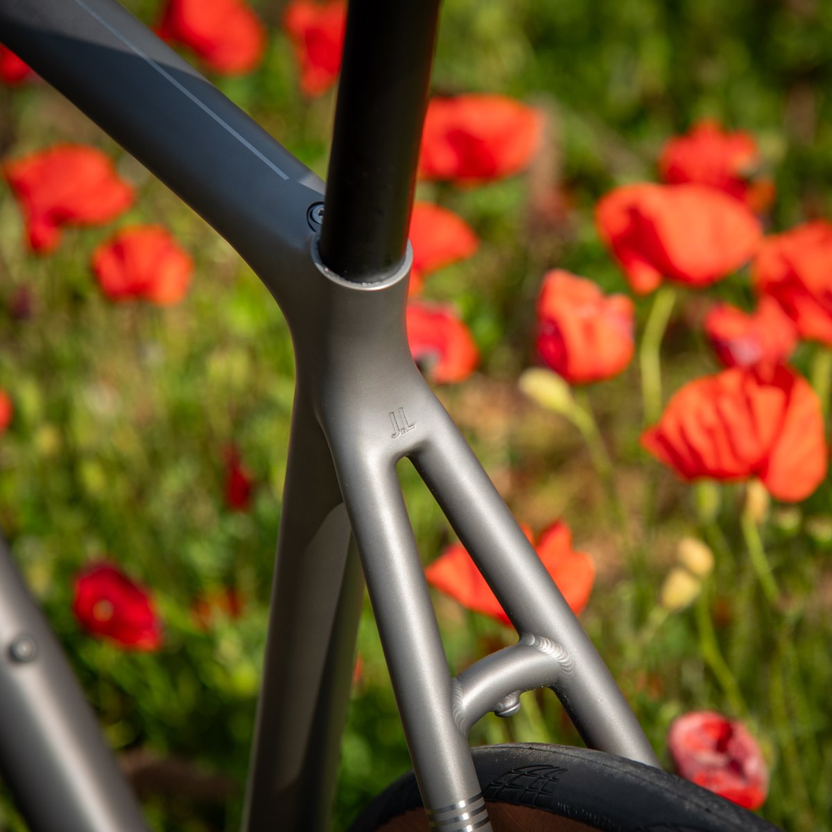 JLaverackTi's tweet photo. Bathed in the warm glow of a Rutland field peppered with poppies, this R J.ACK III AM64 stands as a testament to precision and innovation.
Explore the gallery:
https://t.co/vp0t3nVZ9q
#JLaverack #RJACKIII #AM64 #ENVEInRoute #TitaniumCraft #BespokeGeometry #Rutland https://t.co/592VxEzuTm