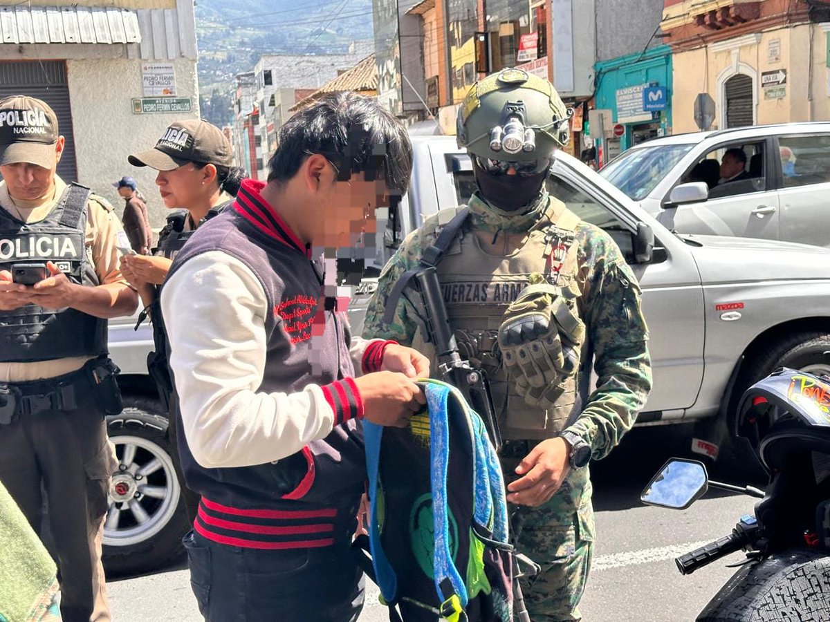 Fuerza Aérea Ecuatoriana (@fuerzaaereaec) on Twitter photo #Tungurahua || Las <a href="/FFAAECUADOR/">Fuerzas Armadas del Ecuador</a> a través de la <a href="/FuerzaAereaEc/">Fuerza Aérea Ecuatoriana</a> realizan constantes operaciones de control de armas, municiones y explosivos en puntos estratégicos conocidos por actividades ilícitas. Estas patrullas militares operan en diversos lugares y horarios para asegurar la #Tungurahua || Las <a href="/FFAAECUADOR/">Fuerzas Armadas del Ecuador</a> a través de la <a href="/FuerzaAereaEc/">Fuerza Aérea Ecuatoriana</a> realizan constantes operaciones de control de armas, municiones y explosivos en puntos estratégicos conocidos por actividades ilícitas. Estas patrullas militares operan en diversos lugares y horarios para asegurar la