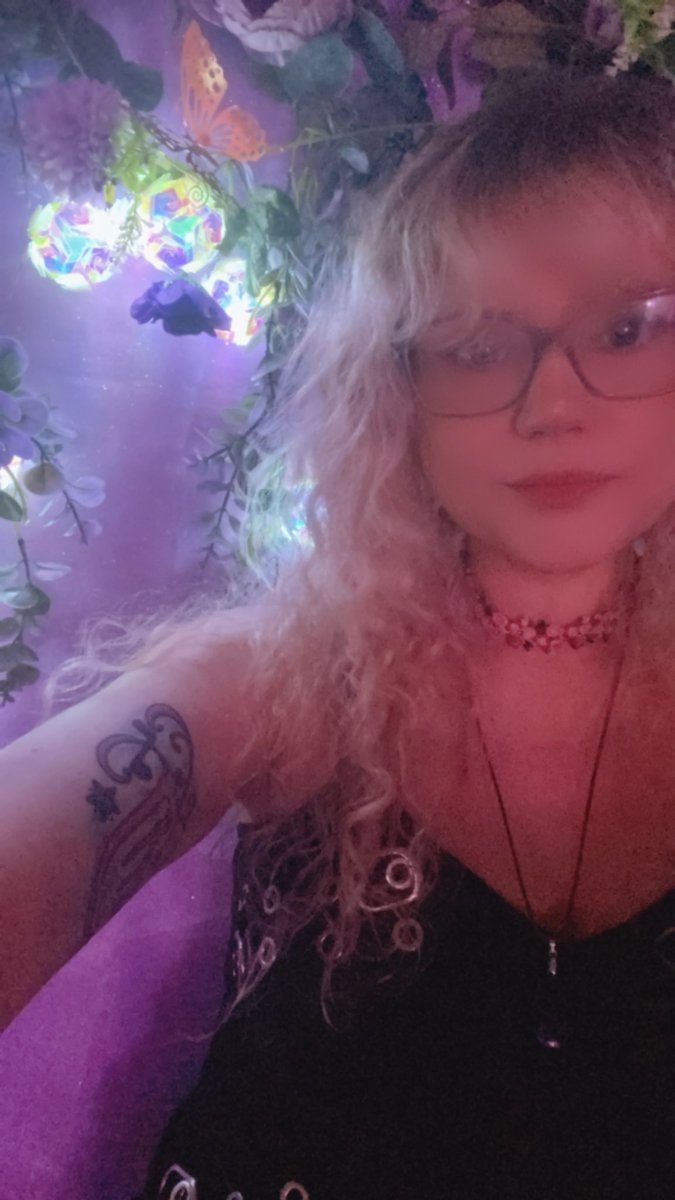 tinyaphr0dite's tweet photo. bestie always has the cutest party setups 🥺 https://t.co/rXv4DZ5auN