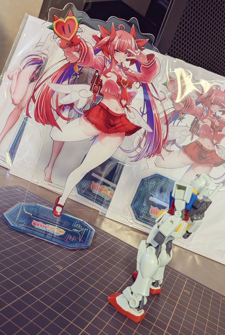 ダイアちゃんのアクスタが届いたので組み立ててみたんだけど、でっかい 