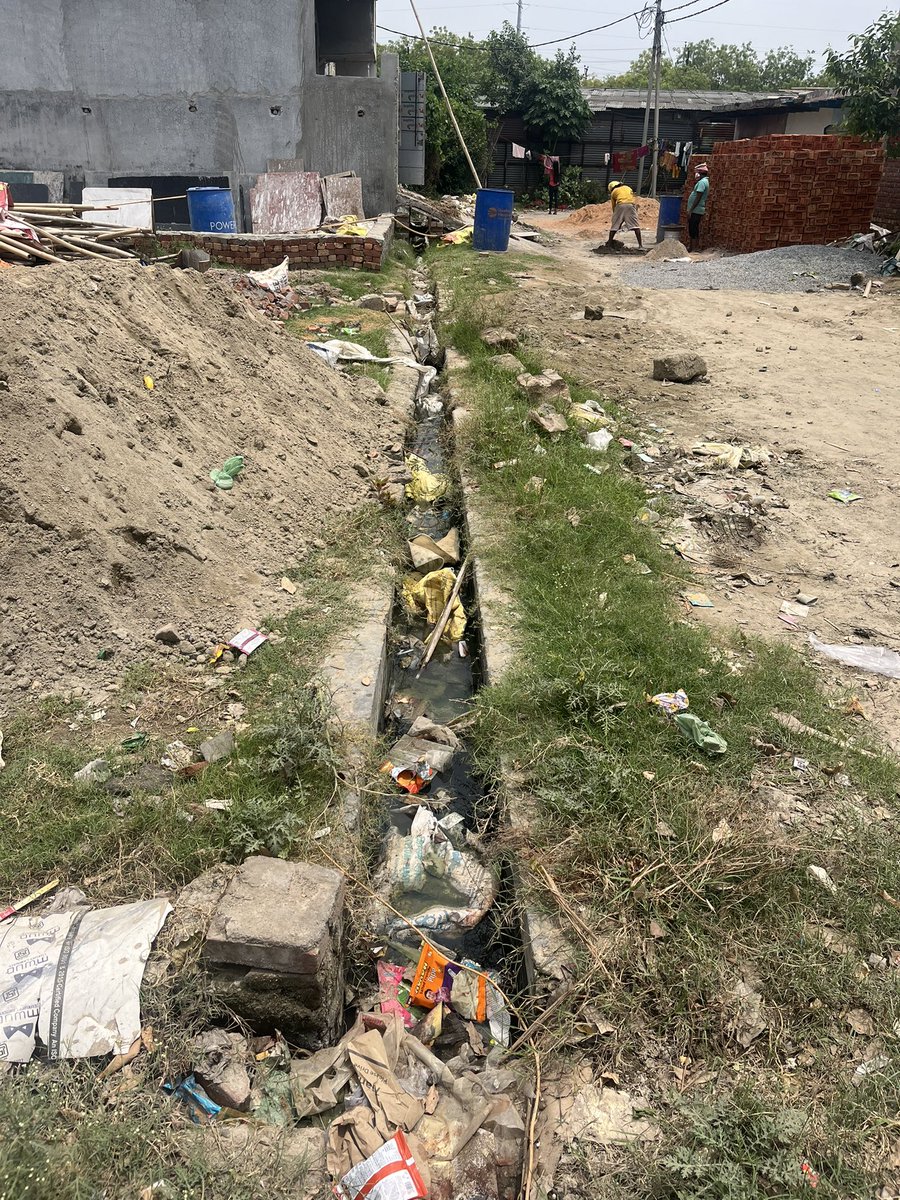 Officialchandel's tweet photo. Damaged &amp; clogged water hose in 5% Kisaan Kota Plot, Noida Sector 128 causing water accumulation on road. Requesting @noida_authority to repair &amp; clean ASAP! 🚧💦 #Noida #WaterHoseRepair @CeoNoida @EnvAgency https://t.co/XfTHqf6xMC