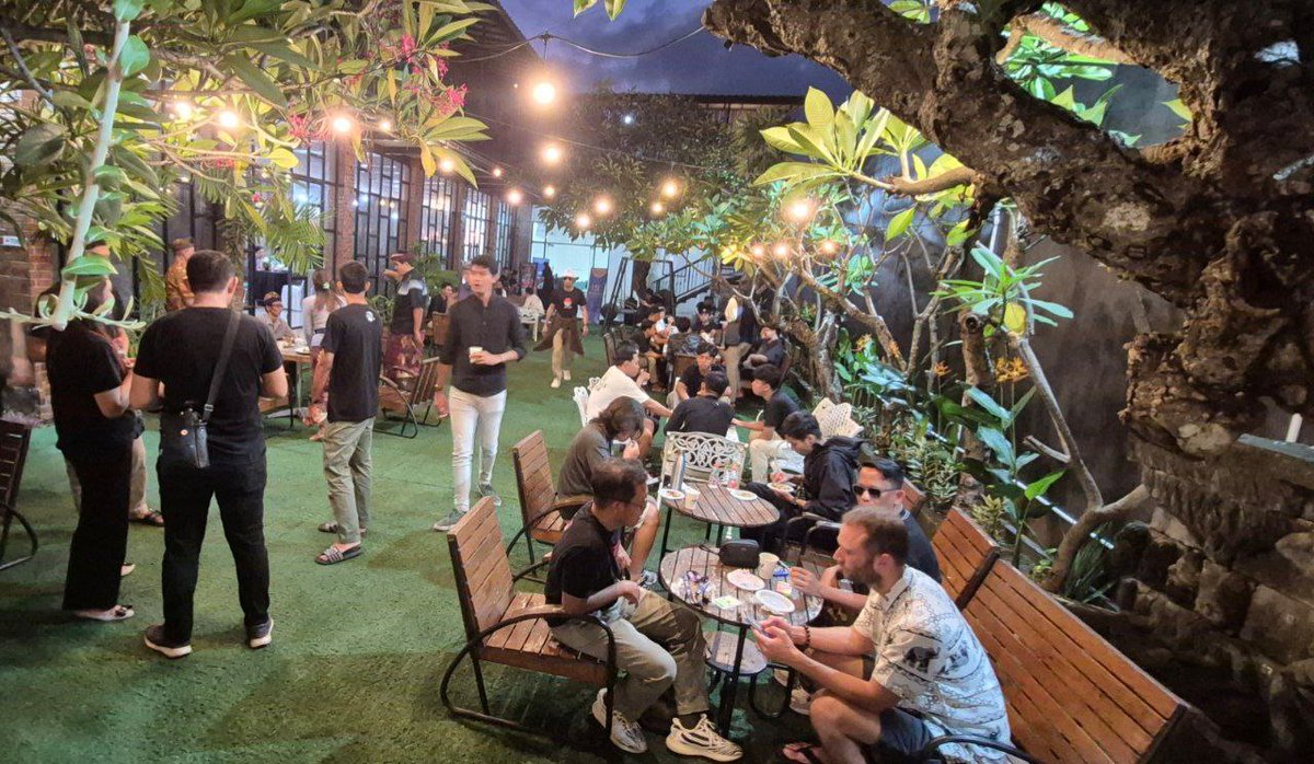 The <a href="/Aptos/">Aptos</a> Indonesia Meetup event ran smoothly and was met with high enthusiasm from the indonesian Web3 community.  

Attendees consisted of Project Founder, builders, enthusiasts, and partners, all showing strong interest in the Aptos ecosystem.  

Key Highlights :  

~Positive