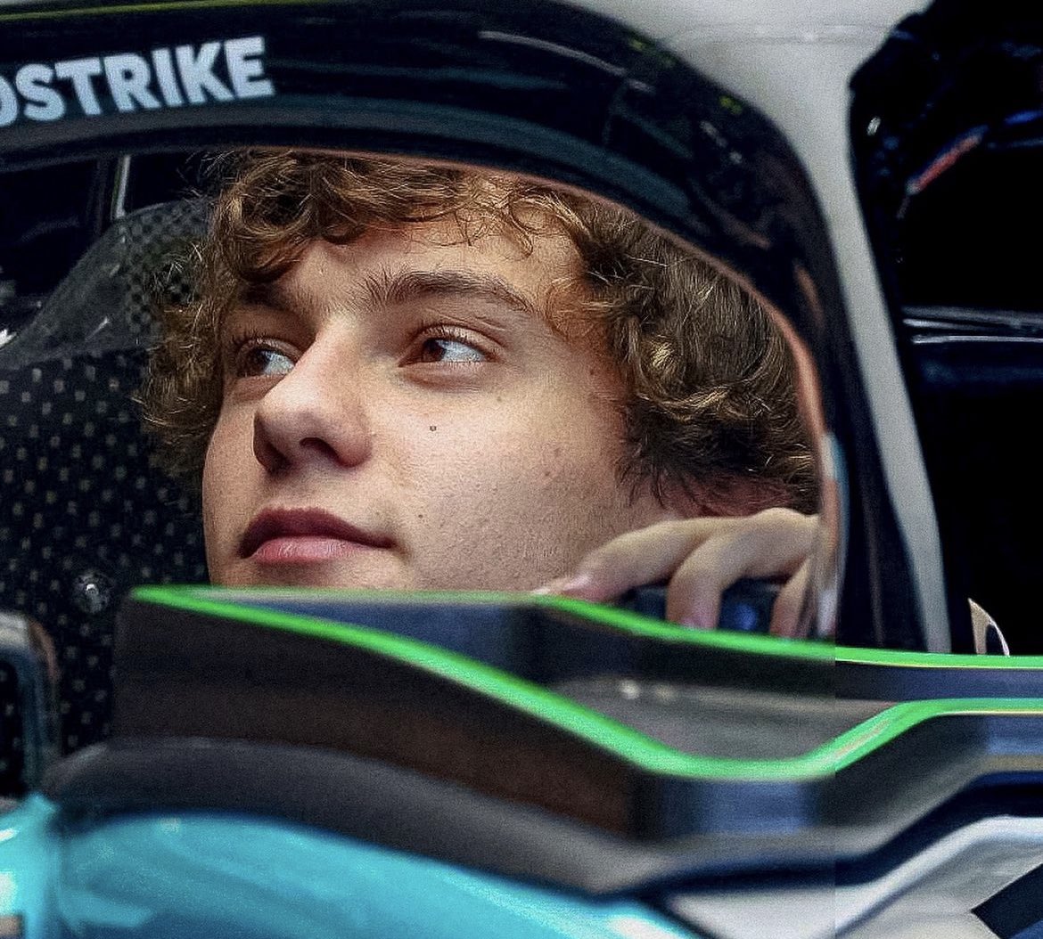 🌅 Günaydınlar, Bugünkü menümüzde saat 16:00'da gerçekleştirilecek olan Ana Yarış var.

⚰️ Dün ani bir sebeple çıkan iş nedeniyle canlı anlatım yapamadık ancak bu sefer klavye başında olacağız.

🎞️ Dünün özetine gelecek olursak Kimi, son turuna girecekken arkadan hızlı bir araç