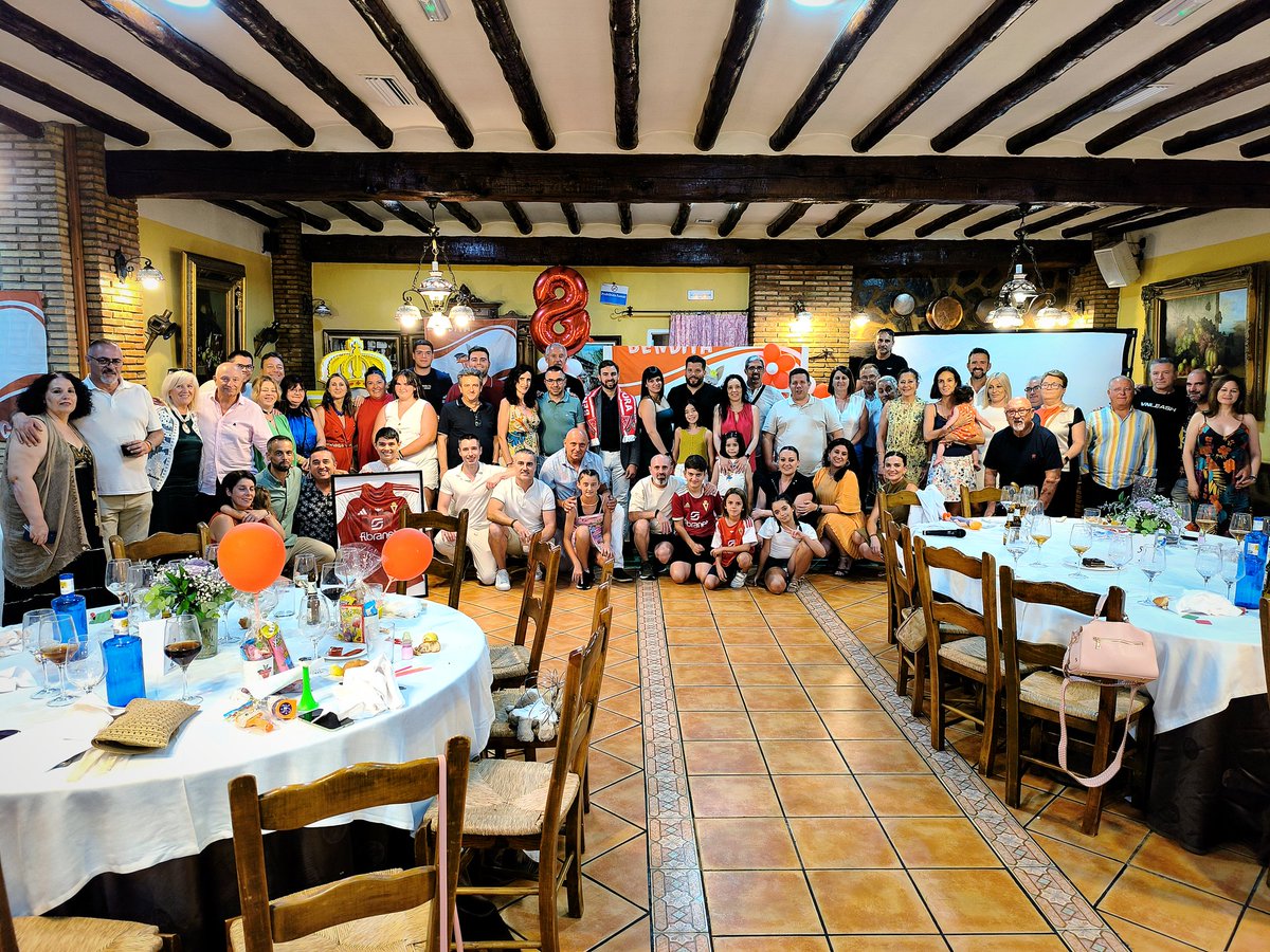 P_BenditaLocura's tweet photo. Anoche nuestra peña #BenditaLocura celebró por todo lo alto su 8° #aniversario rodeado de grandimos #murcianistas y acompañado de otros representantes de peñas de #Fepemur y del #RealMurcia de la mano del vicepresidente Juan José Fernández Nova 

Noches de ilusión, de murcianismo https://t.co/fPeKrGJTjq