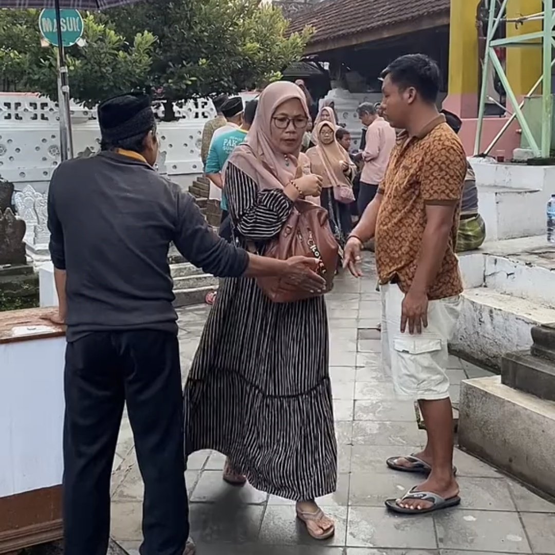 somexthread's tweet photo. cuma di makam sunan gunung jati kalo mau masuk dan keluar ziarah harus "sedekah seikhlasnya"😱

tempat dimana orang berduka aja masih ada oknum pengemis berkedok preman yang maksa minta duit🫵 https://t.co/3JGHf9Hk1a