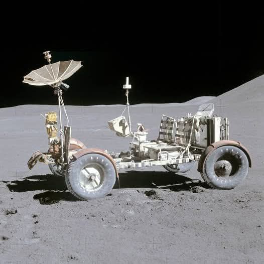 zone_astronomy's tweet image. The Apollo 15 Lunar Roving Vehicle (LRV) at its final parking spot. The rover was 12.9 ft long (3.9 m) and 6 ft wide (1.8 m) and each wheel had a diameter of 2.6 ft. It arrived on the Moon folded into a compact package measuring only 5.5 x 5 x 3 ft, inside one of the quadrants of…