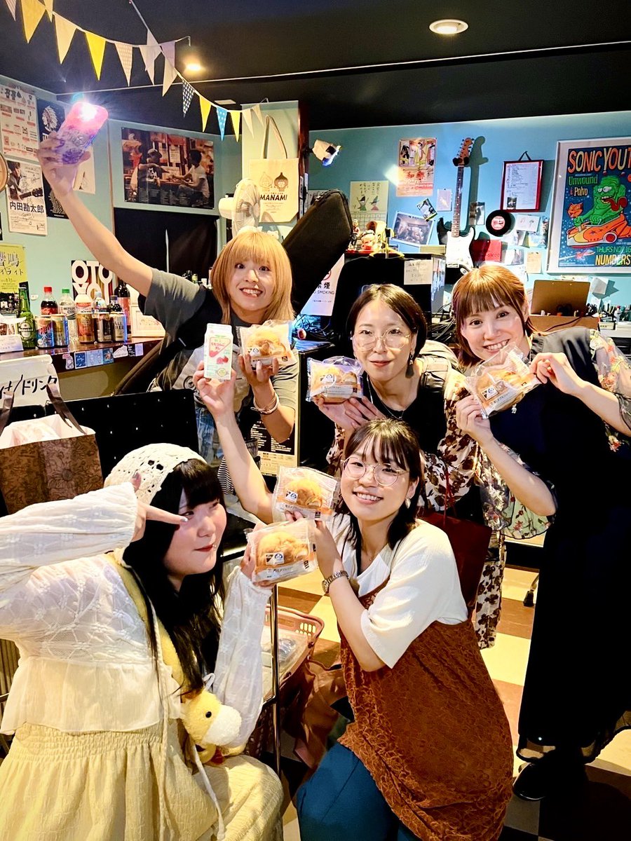 ccd0210's tweet photo. 昨日のライブ見てくださった皆さまありがとうございました✨

CCDとしては1年以上ぶりのライブで緊張もあったけど、共演のみんなもお客さんも暖かくて良き時間にできました- ̗̀( ˶'ᵕ'˶)

今回大変光栄なことに初共演させていただいたMANAMIちゃんからシュークリームもいただきました♡ありがとう✨ https://t.co/EuBtdUKnmS