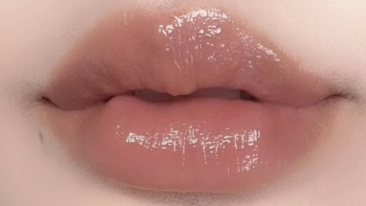 WiJupiter's tweet image. ลิปบาล์มโทนนู้ดน้ำสีสวยจริง🥺🍫 ชอบเนื้อทาง่ายได้บำรุงด้วยยย✨🫰