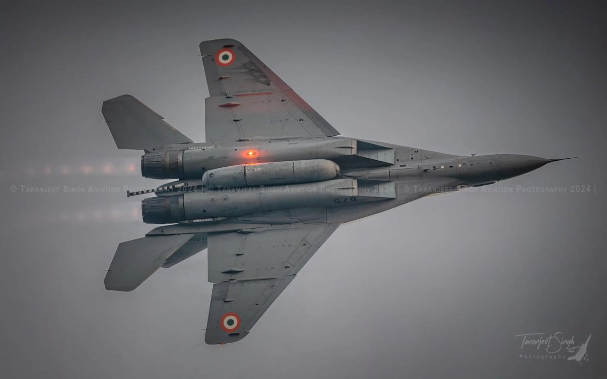 ValourWing16235's tweet image. A MiG-29K fighter jet closed in within a few hundred metres of a Pakistani Navy aircraft, forcing it to retreat toward the coast.

👊 A clear show of strength — the MiG-29K visibly displayed its weapons as a warning.

#IndianNavy #Mig29K #PakNavy #AerialStandoff  #DefenceAlert