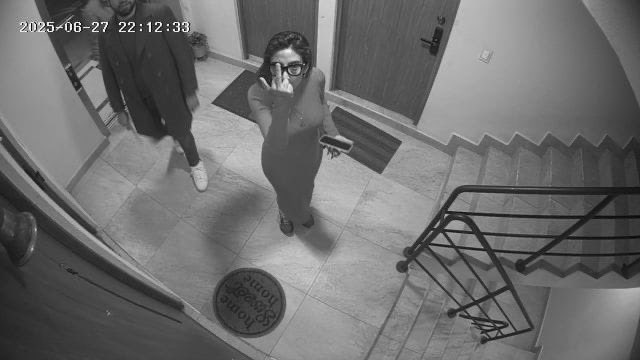 Libro_negro_'s tweet image. La funcionaria @AnaJvillagran haciéndo gestos obscenos a una cámara que grabó como maltrata a los animales.

¿Hasta cuando seguirá en tu gobierno @ClaraBrugadaM?